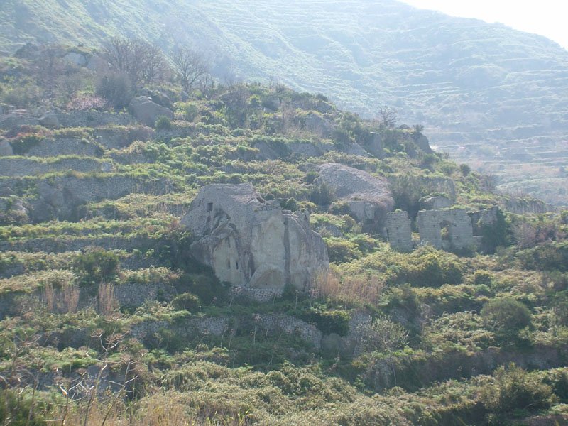 altri esempi di architettura rupestre a montecorvo